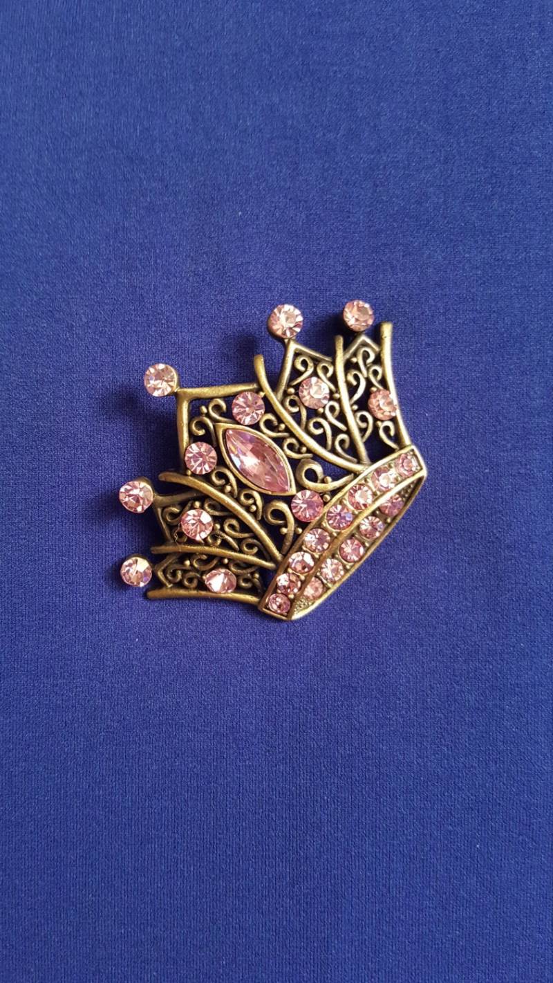 Krönen Sie Brosche Oder Anhänger Mit Schönen Rosa Kristalle. Beim Tragen Dieses Werden Aussehen Wie Ein König Krönen Sie Brosche Oder Anhänger Mit Schönen Rosa Kristalle. Beim Tragen Dieses Werden Aussehen Wie Ein König von SherrLBellaCreations