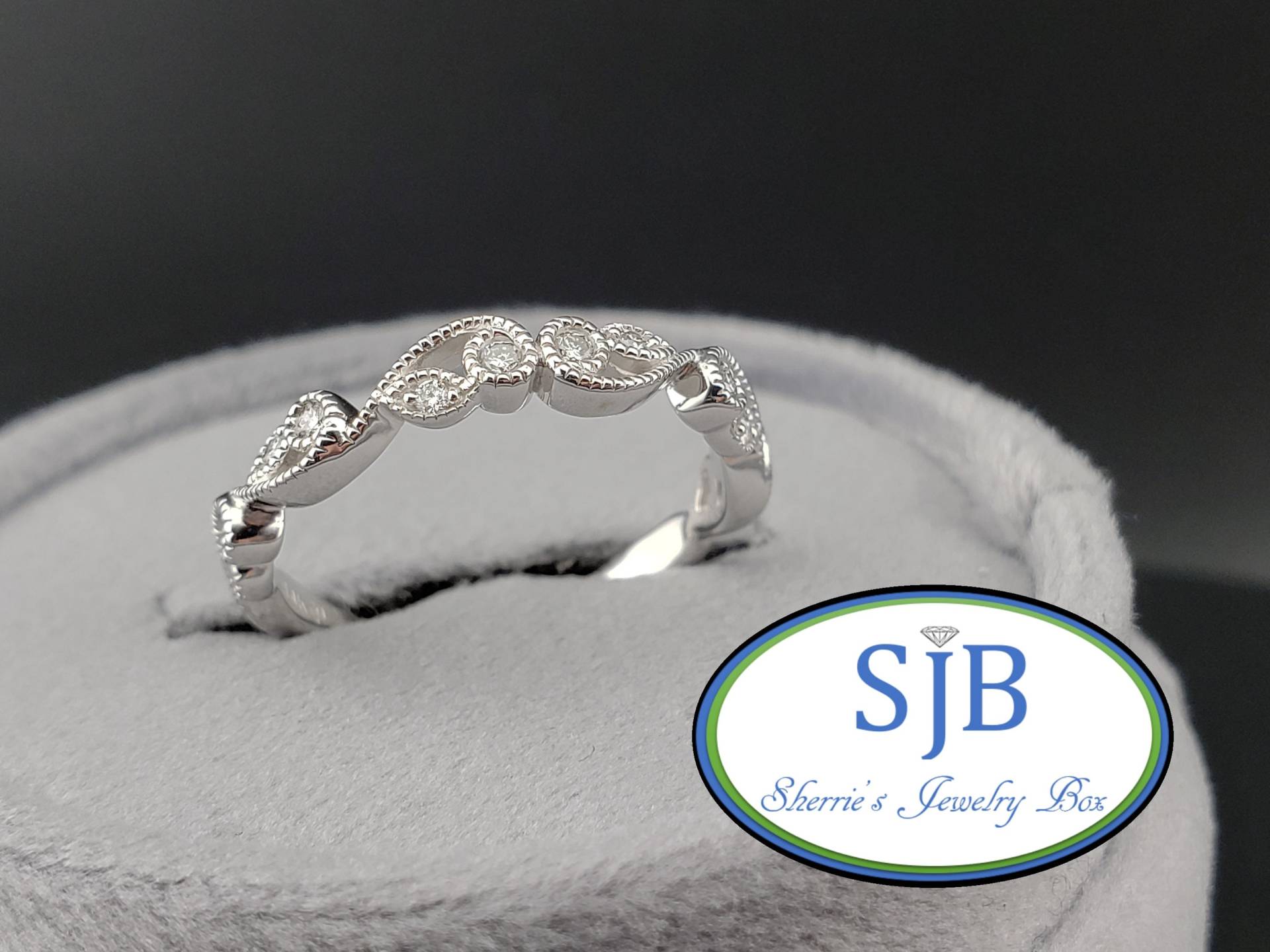 Diamantbänder, 14K Weißgold Rollendesign Diamant Eheringe, Stapelbare Bänder, Jubiläumsringe, Größe 6, 5, #bt758 Diamantbänder, 14K Weißgold Rollendesign Diamant Eheringe, Stapelbare Bänder, Jubiläumsringe, Größe 6, 5, #bt758 von SherriesJewelryBox