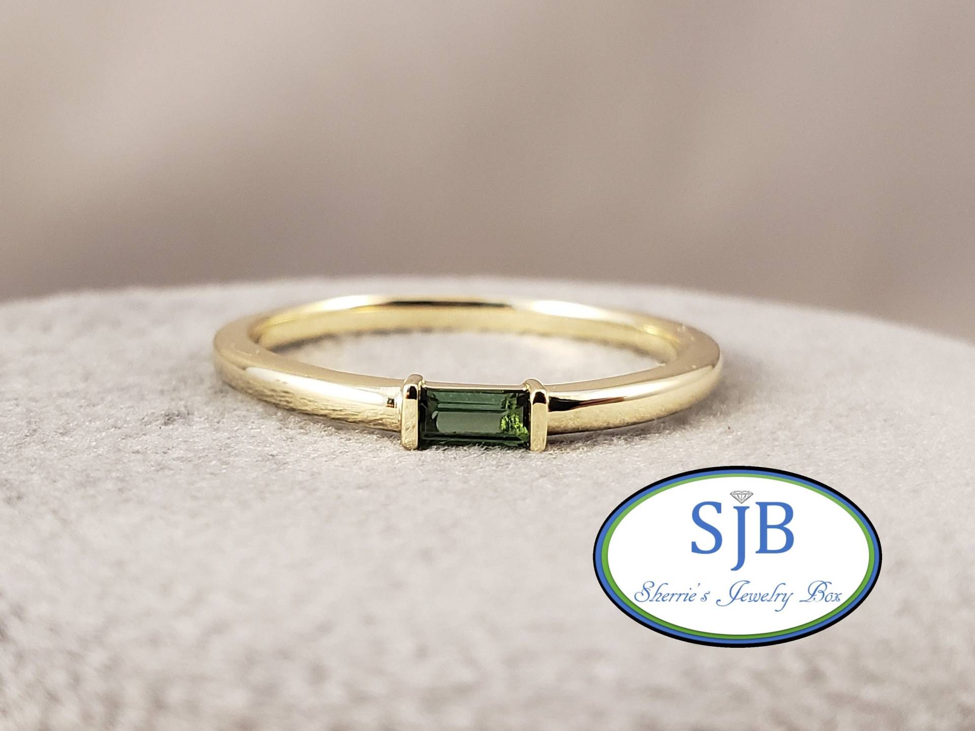 Grüner Turmalin Ringe, 14K Gelbgold Ost-West Baguette Band, Stapelbare Bands, Größe 6, 75, #r1049 von SherriesJewelryBox