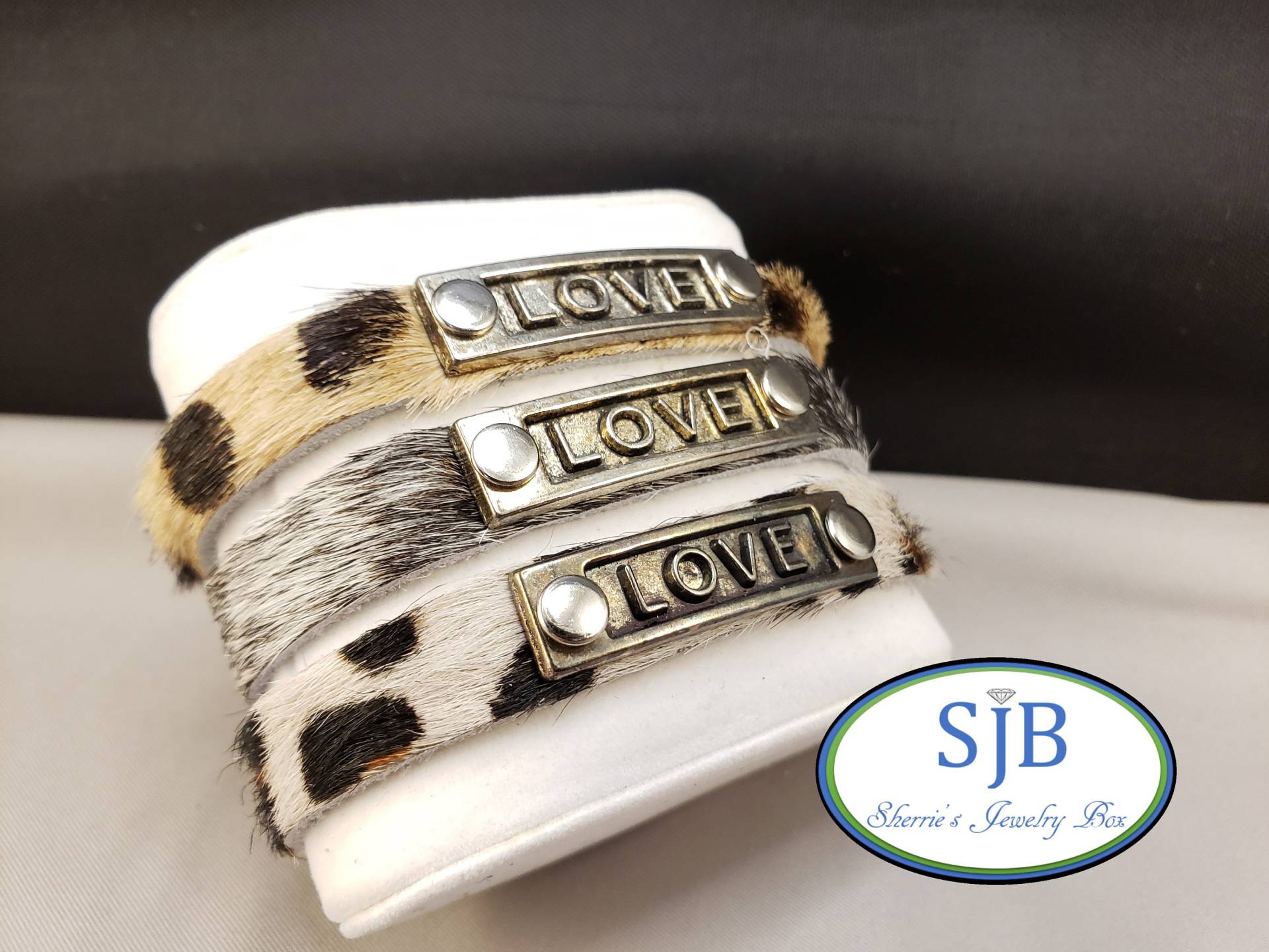 Lederarmbänder, Silberne „Love" Bar-Armbänder, Echtes Leder Love Armband, Verstellbares Fellarmband, 6-7, 5" Stapelbare Armbänder, #b308 von SherriesJewelryBox