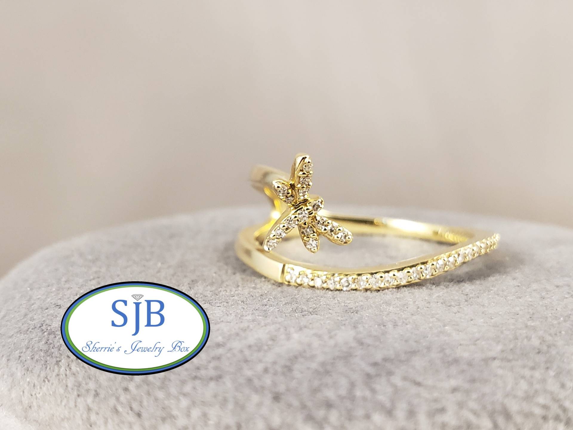 Diamant Modering, 14K Gelbgold Libelle Gebogen, Geteilter Schaftring, Garten Tierchen Schmuck, April Geburtssteine, Größe 6.5 # R1016 Diamant Modering, 14K Gelbgold Libelle Gebogen, Geteilter Schaftring, Garten Tierchen Schmuck, April Geburtssteine, Größe 6.5 # R1016 von SherriesJewelryBox