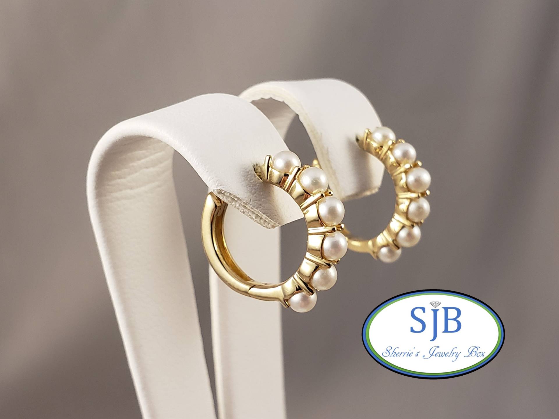 Perlen Ohrringe, Huggie Creolen, 14K Gelbgold Hoop Hinged Perlenschmuck, #e1572 von SherriesJewelryBox