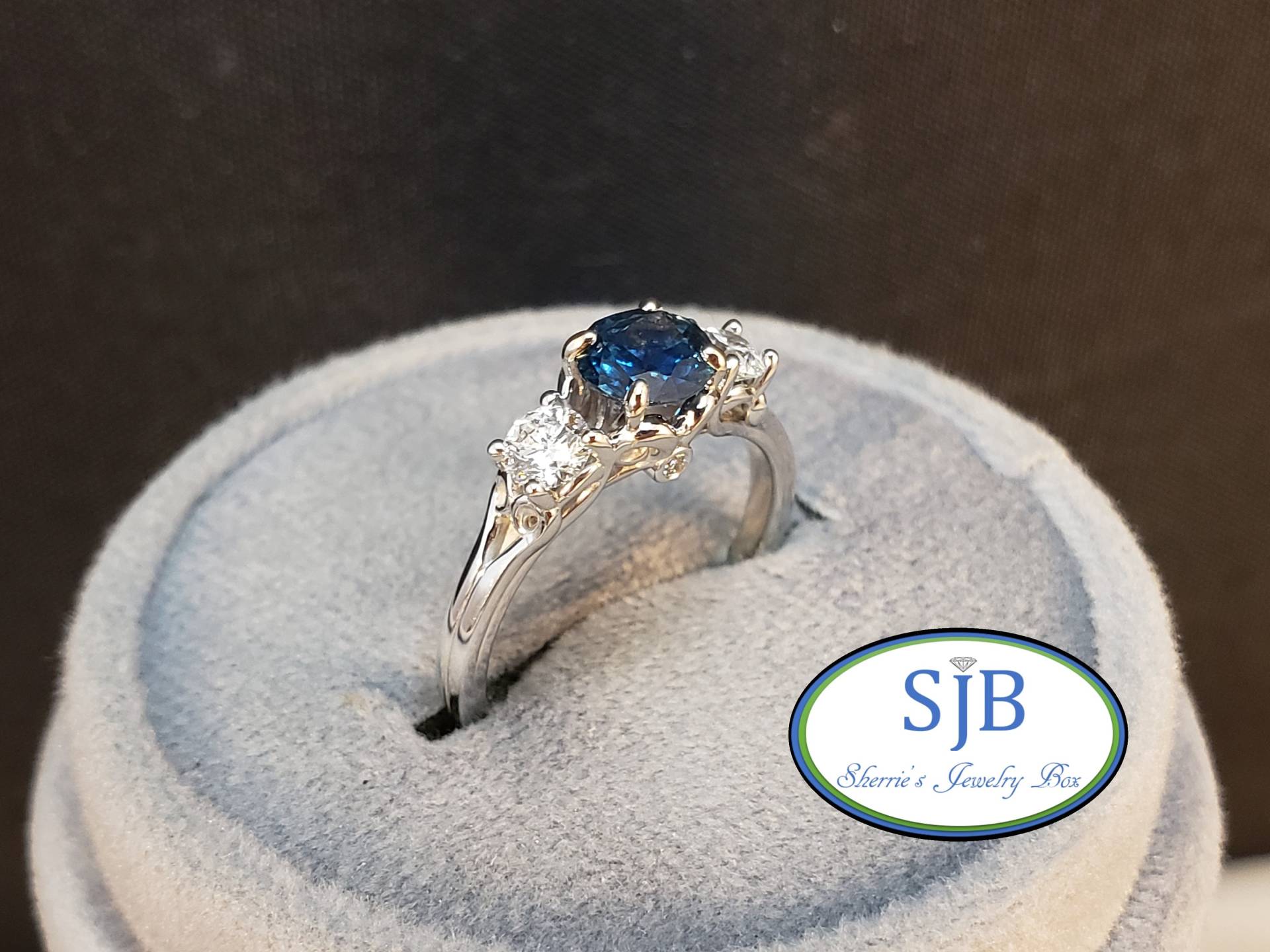 Saphirringe, 14K Saphirring, Weißgold Blauer Saphirring & Diamant, Verlobungsringe, 3 Stein Jubiläumsringe, Größe 7, #bt726 von SherriesJewelryBox