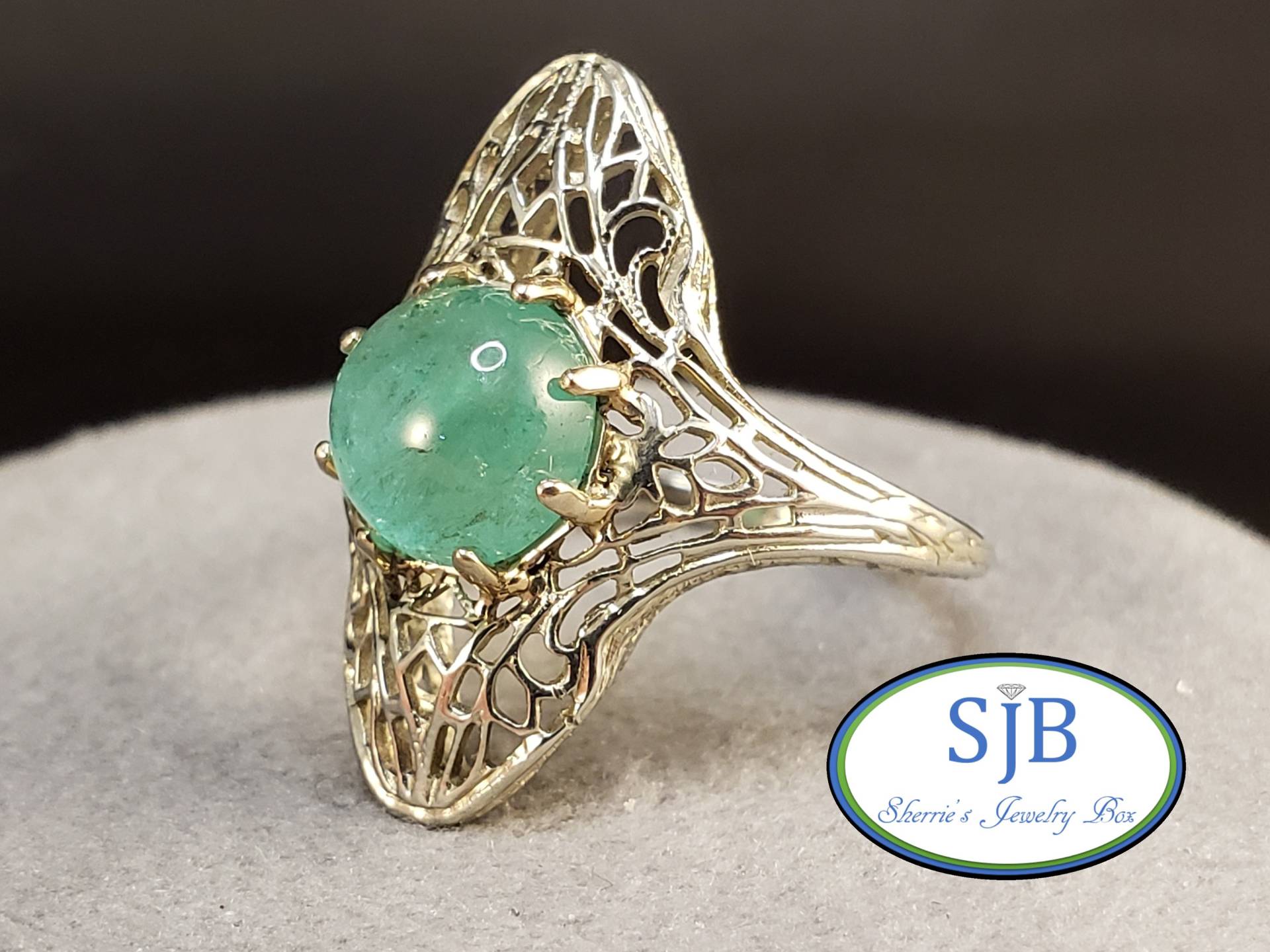 Smaragd Ringe, Vintage Cabochon Ring, 18K Weißgold Filigrane Statement Mai Geburtssteine, Größe 4, 75, #c2147 von SherriesJewelryBox