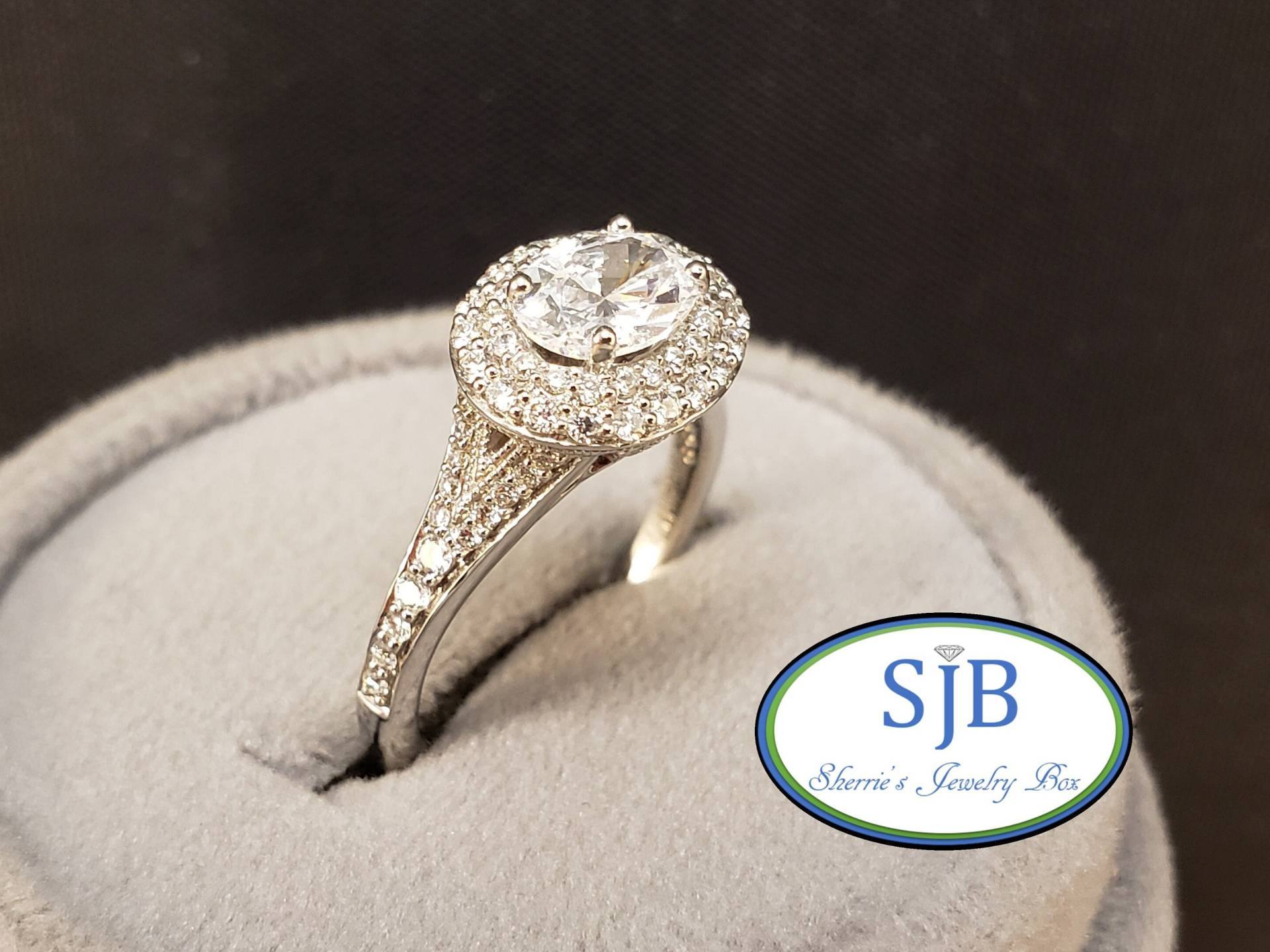 Verlobungsringe, 18K Weißgold Diamant Halo Verlobungsring, Vintage Style Ring, East West Designs, Oval Größe 6.5, #bt413 von SherriesJewelryBox