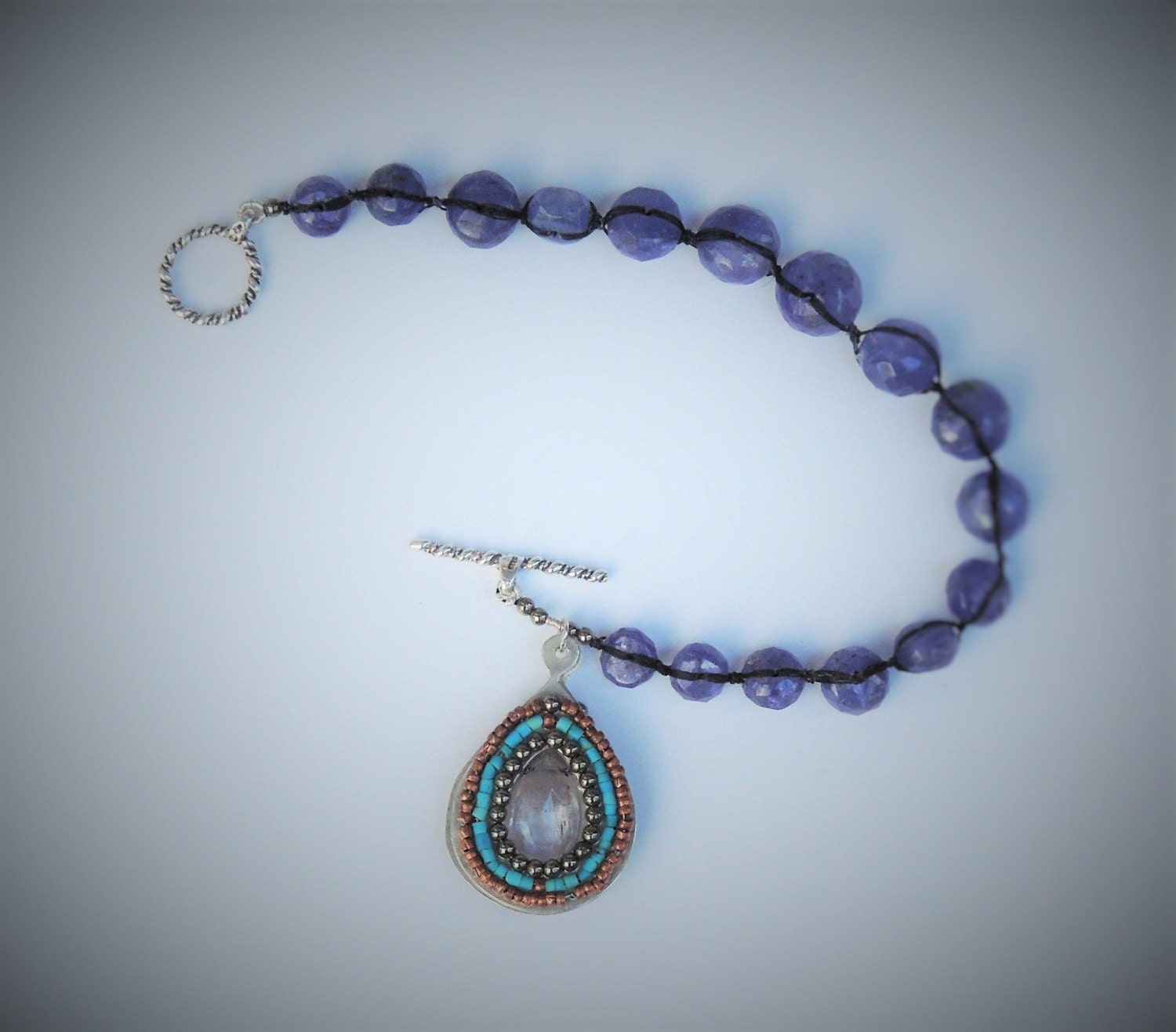 Tansanit Armband Mit Dekorativer Kunzit Perle Tropfen von SheruJewelry