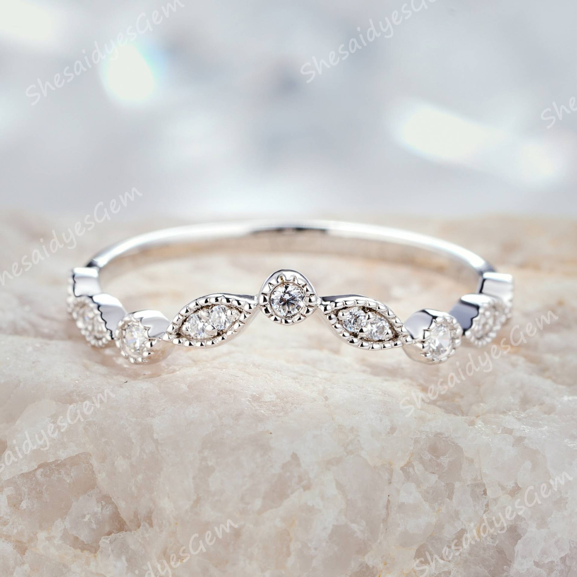 V-Form Weißgold Moissanite Ehering, Gebogener Versprechensring, Verlobungsringenhancer, Halbe Ewigkeit Passendes Band, Ring Für Frauen V-Form Weißgold Moissanite Ehering, Gebogener Versprechensring, Verlobungsringenhancer, Halbe Ewigkeit Passendes Band, Ring Für Frauen von ShesaidyesGem