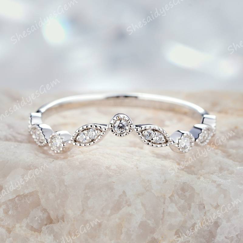 V-Form Weißgold Moissanite Ehering, Gebogener Versprechensring, Verlobungsringenhancer, Halbe Ewigkeit Passendes Band, Ring Für Frauen von ShesaidyesGem