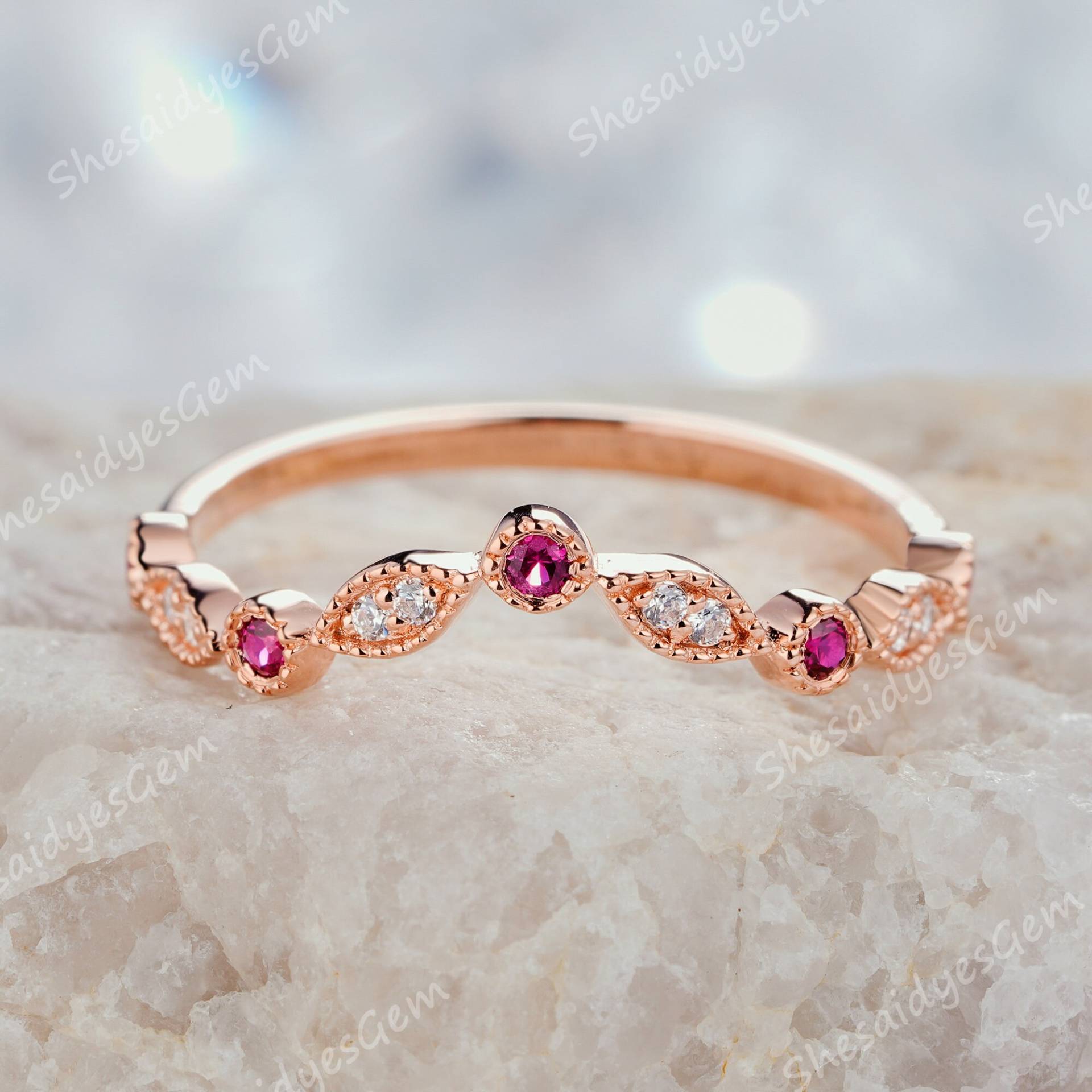 Zierlicher Rubin-Verlobungsring, Roségold-Ehering, Halb-Eternity-Marquise-Ring, V-Förmiger Passender Milgrain-Ring, Gebogenes Passendes Band von ShesaidyesGem