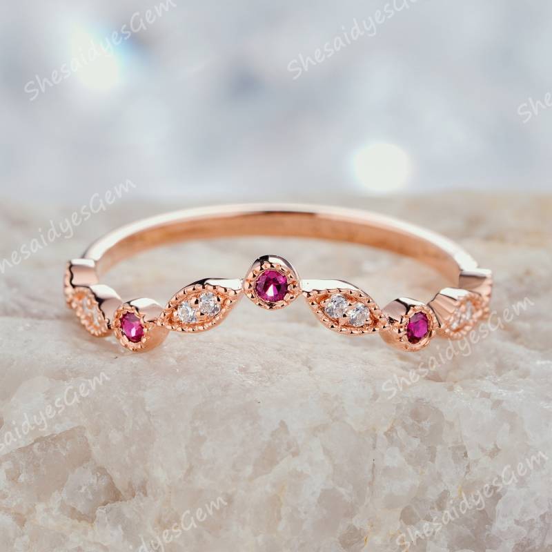 Zierlicher Rubin-Verlobungsring, Roségold-Verlobungsring, Halber Eternity-Marquisering, Passender V-Förmiger Milgrainring, Gebogenes Bandring von ShesaidyesGem