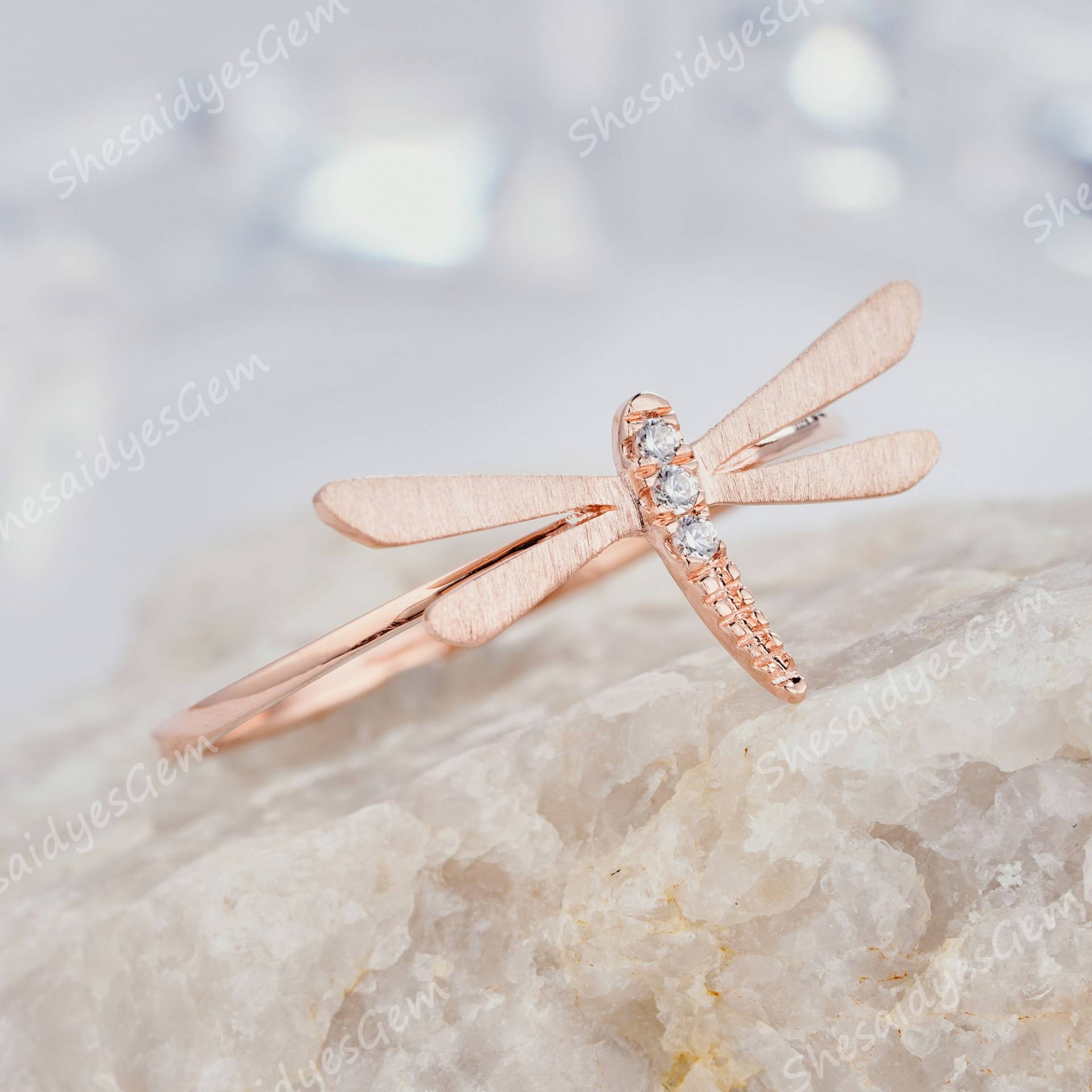 Art Deco Stilvolle Libelle Diamant Verlobungsring Vintage 14K Rose Gold Versprechen Jahrestag Ring Einzigartiger Ehering Bedeutungsvolles Geschenk von ShesaidyesGem