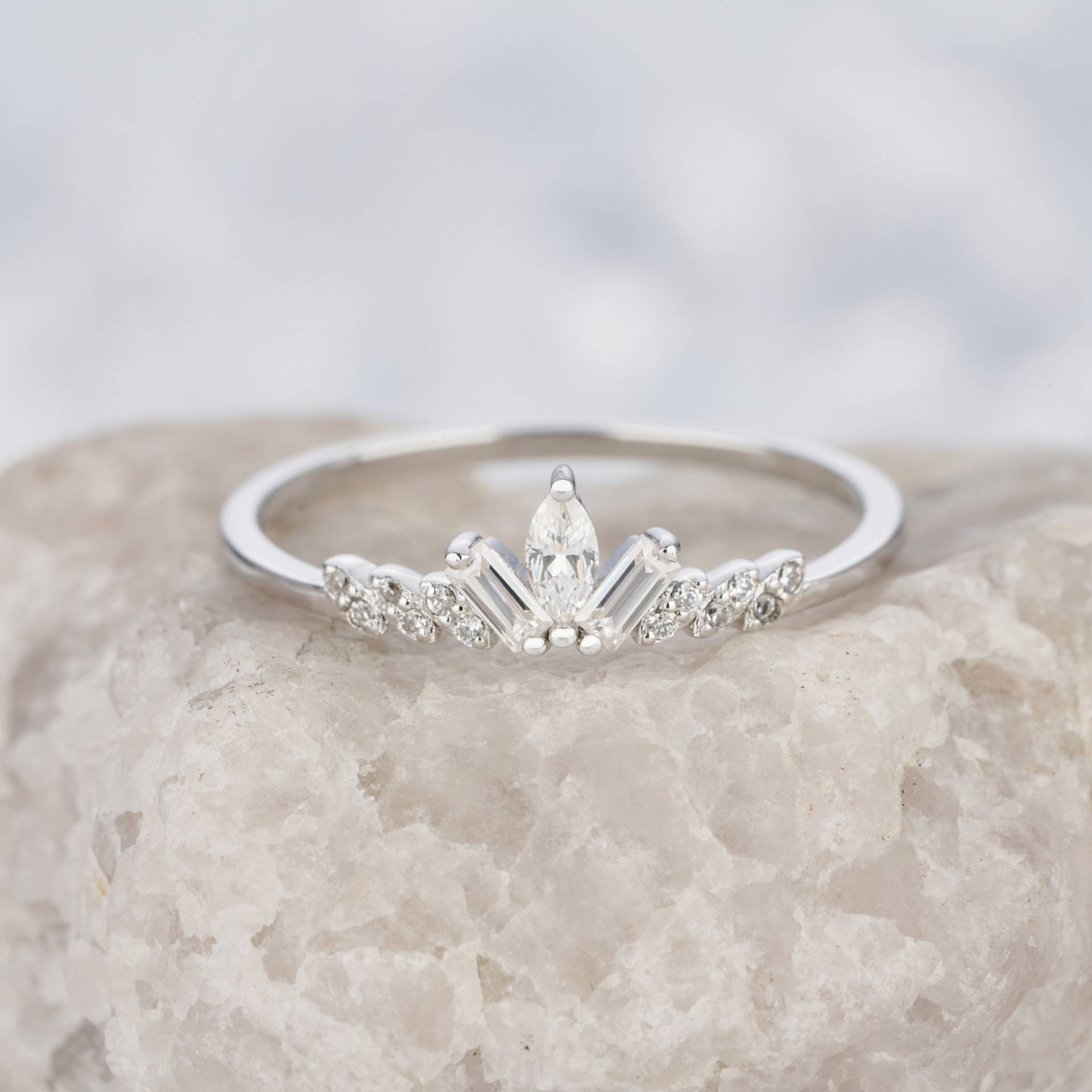 Einzigartige Moissanite Cluster Ehering, Vintage Marquise Baguette Band, 14Kwhite Gold Matching Schmuck, Braut Band von ShesaidyesGem