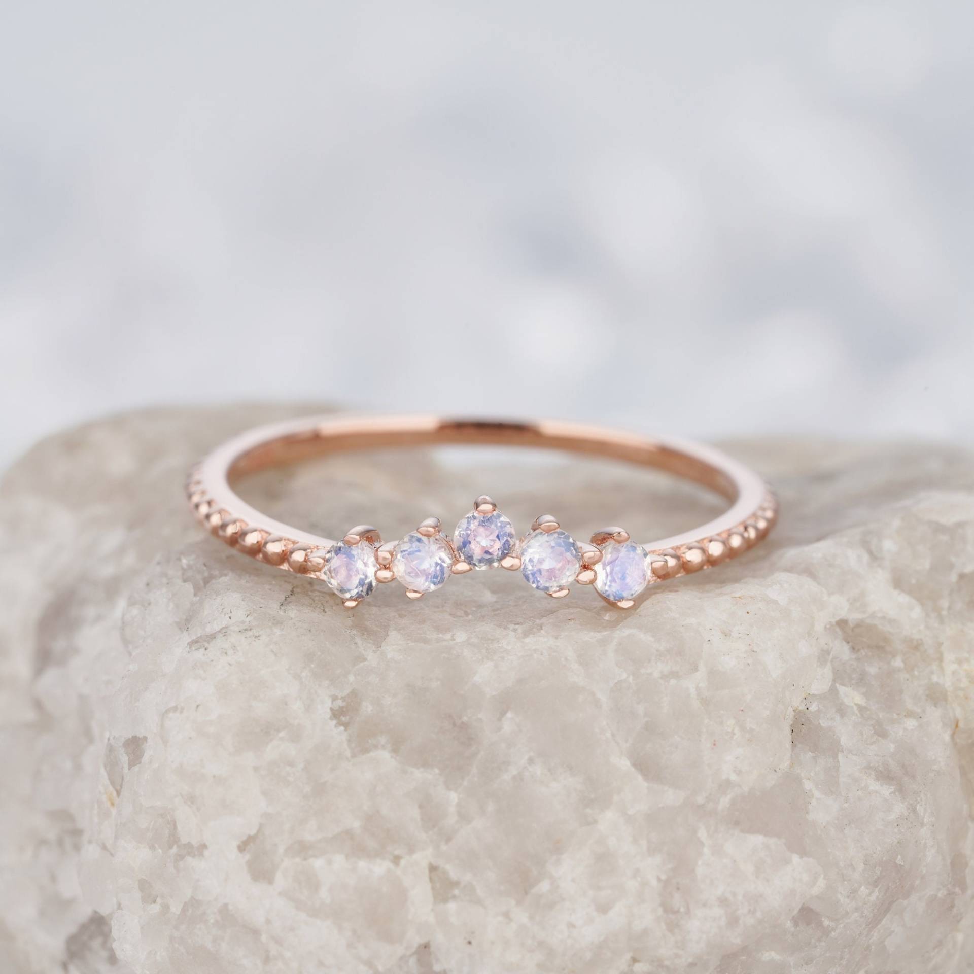 Zierlicher Natürlicher Mondstein Ehering, 14K Rosegold Passende Band, Vintage Gebogene Verlobungsring Verbessern, V-Form Band Für Frauen von ShesaidyesGem