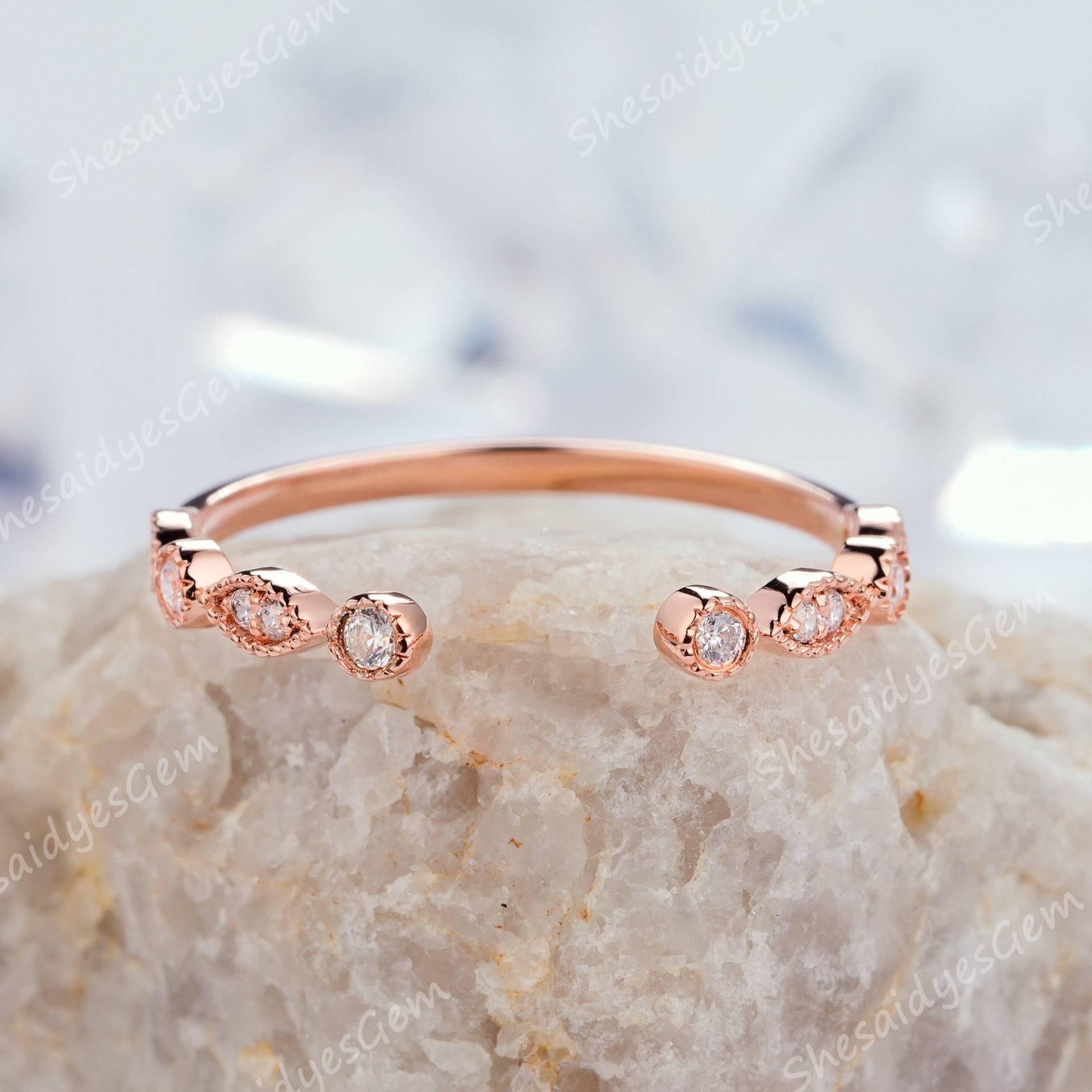 Offener Moissanit-Ehering, Passendes Milgrain-Moissanit-Band, Stapelbarer Halber Ewigkeits-Moissanit-Verlobungsring Aus Roségold von ShesaidyesGem