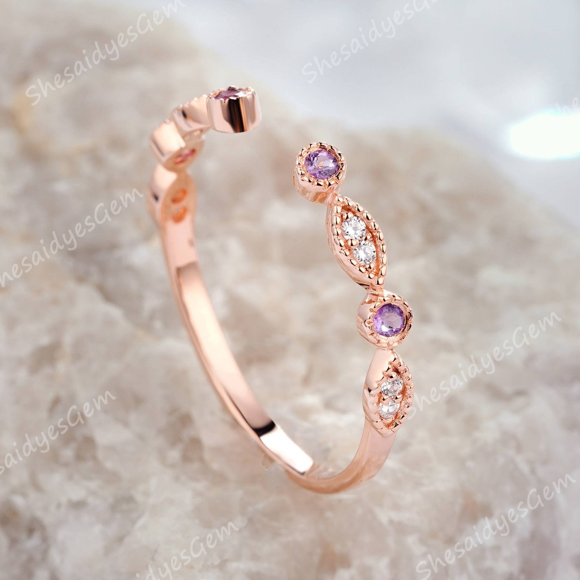 Öffnen Sie Eine Lücke 14K Rose Gold Amethyst Und Moissanite Ehering, Versprechen Ring, Verlobungsringenhancer, Halbe Ewigkeit Passende Band Für von ShesaidyesGem