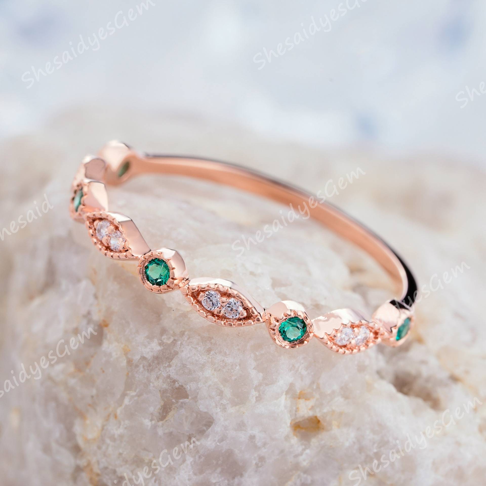 Vintage Grün Smaragd Ehering, Einzigartige Rose Gold Moissanite Passende Band, Halbe Ewigkeit Stapelbar Versprechen Ring Enhancer Verlobungsring von ShesaidyesGem