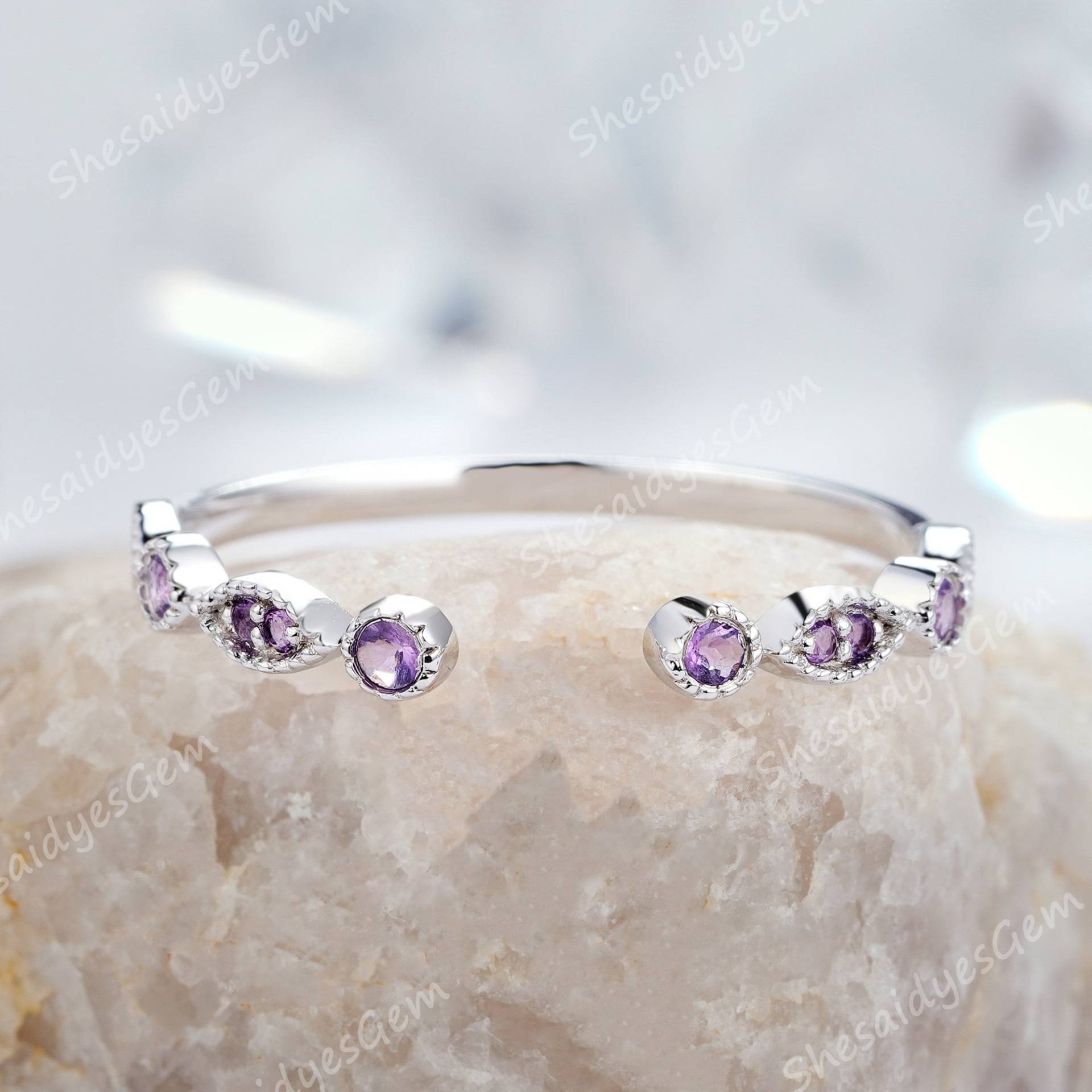 Einzigartiger Amethyst-Ehering Mit Offenem Spalt, Passender Amethyst-Ring Aus 14 Karat Weißgold, Silberner Halb-Ewigkeits-Verlobungsring von ShesaidyesGem