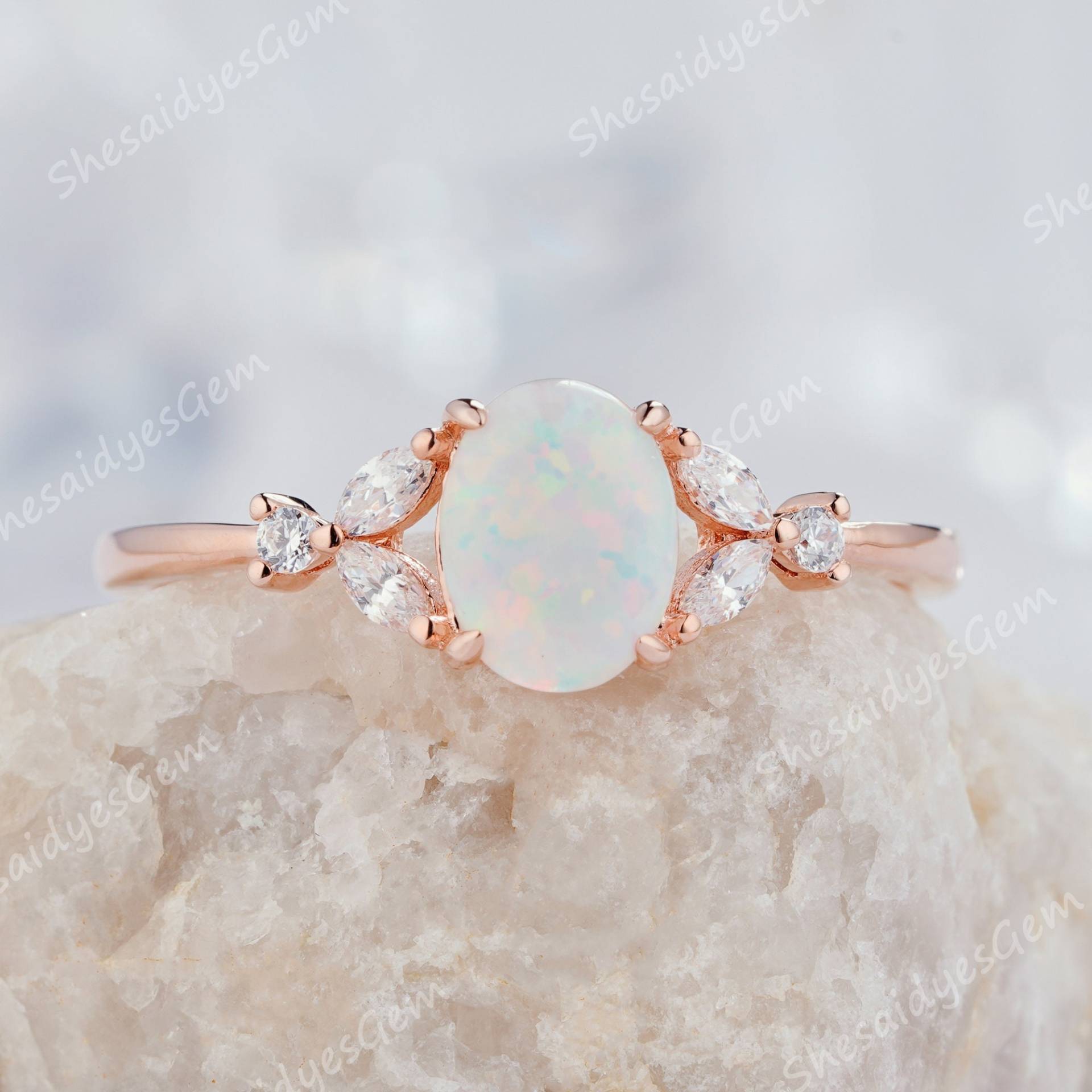 Vintage Oval Cut Weißer Feuer Opal Verlobungsring, Einzigartiger Rose Gold Und Diamant Jahrestag Ring, Hochzeit Versprechen Ring Für Frauen von ShesaidyesGem