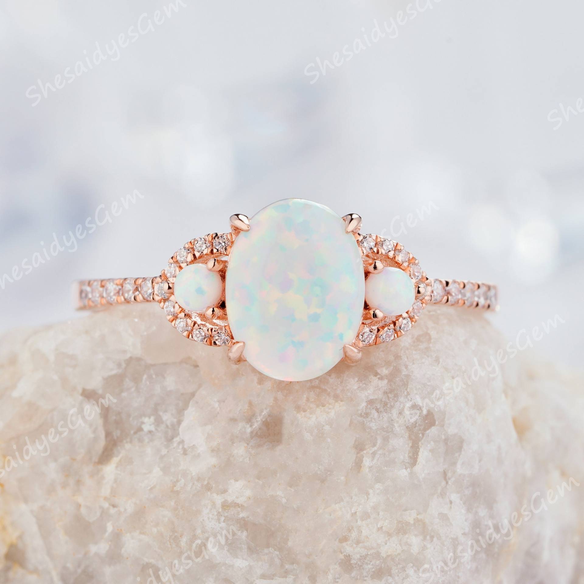 Vintage Oval Weißer Feuer Opal Verlobungsring, 14K Rose Gold Diamant Moissanite Versprechen Ring, Oktober Birthstone Ehering Für Frauen von ShesaidyesGem