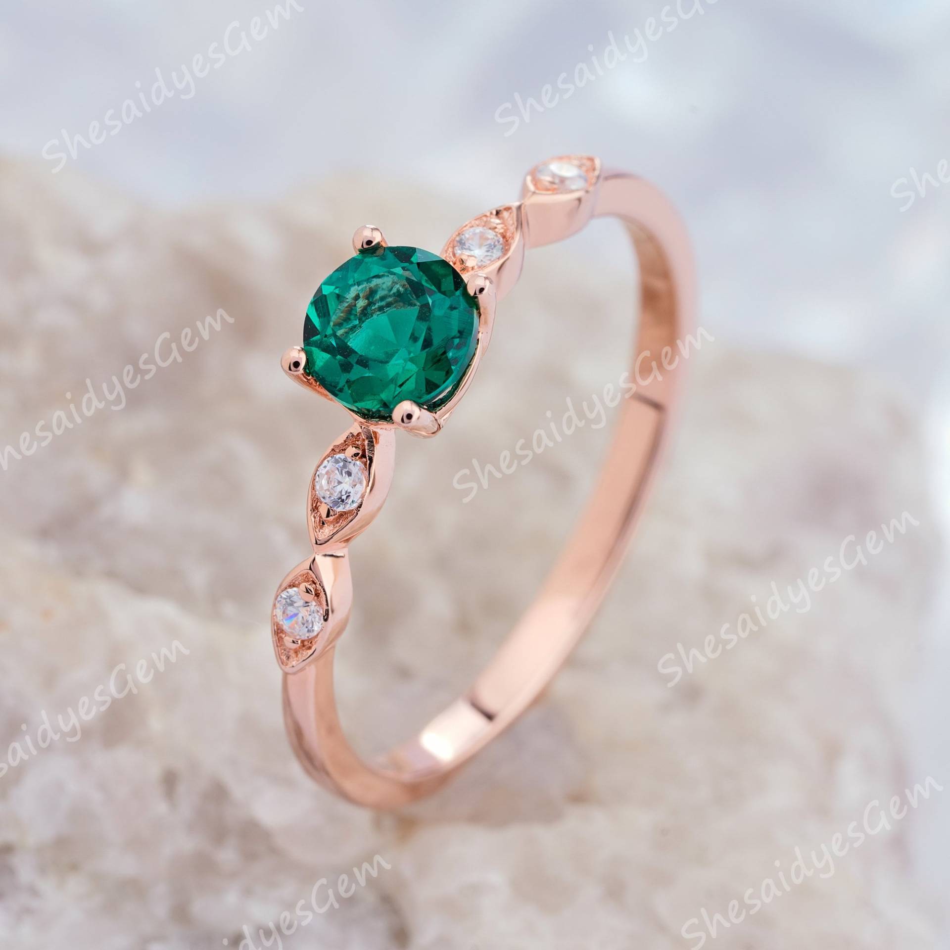 Vintage Smaragd Verlobungsring, Runder Schnitt Lab Erstellt Versprechen Ring, 14K Rose Gold Ehering, Bedeutungsvolles Jahrestagsgeschenk von ShesaidyesGem