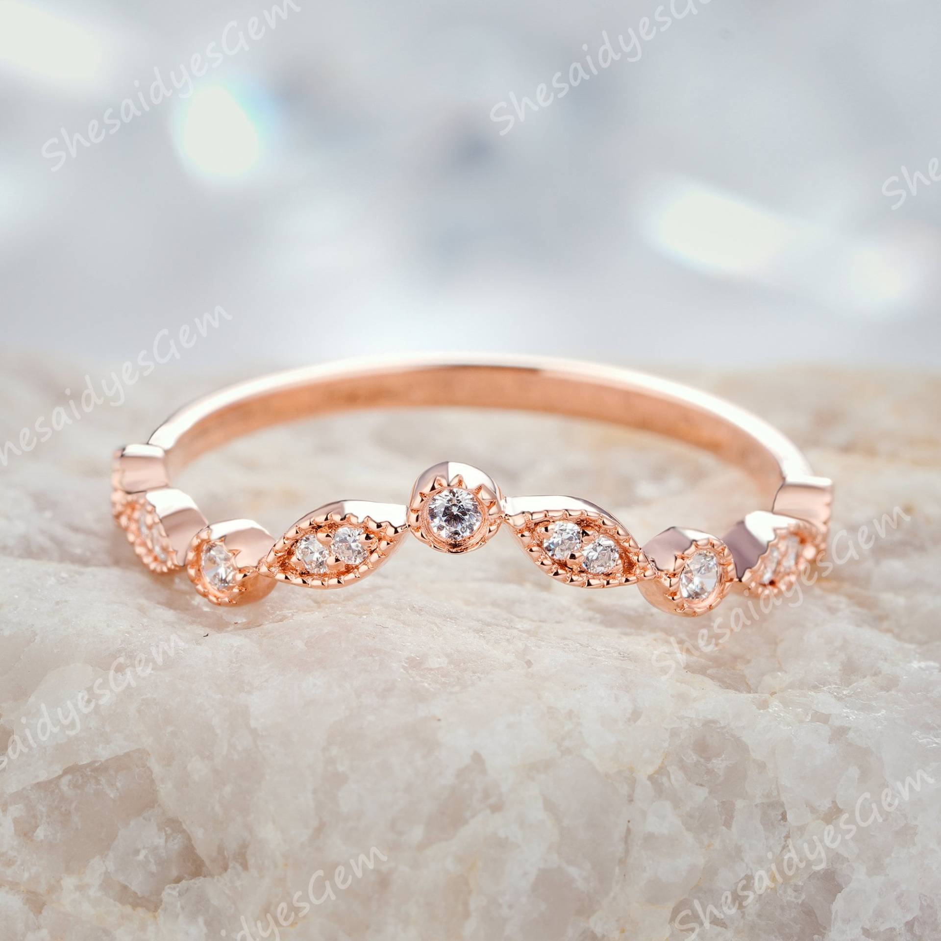 Zierlicher Moissanite Wedding Band, Rose Gold Halbe Ewigkeit Passendes Einzigartige V-Form Verlobungsring Gebogener Band Jubiläum Ring Enhancer von ShesaidyesGem