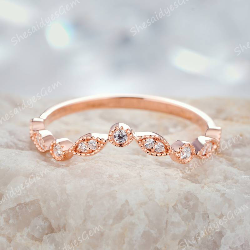 Zierlicher Moissanite Wedding Band, Rose Gold Halbe Ewigkeit Passendes Einzigartige V-Form Verlobungsring Gebogener Band Jubiläum Ring Enhancer von ShesaidyesGem