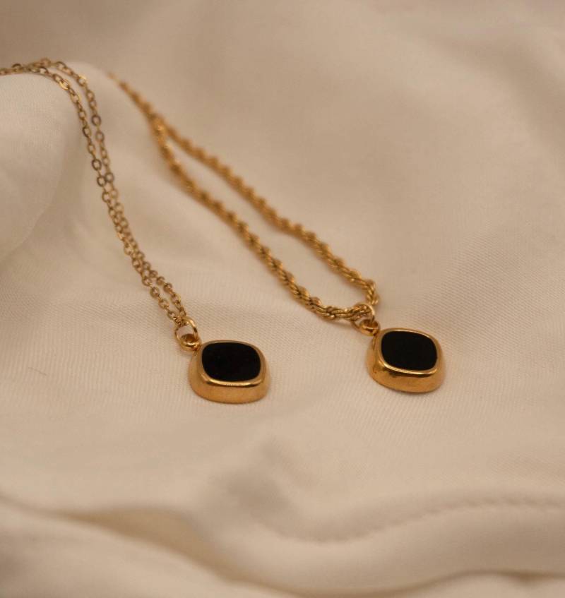Gold Plated Black Gemstone Necklace „Jessie" von Shesapearl