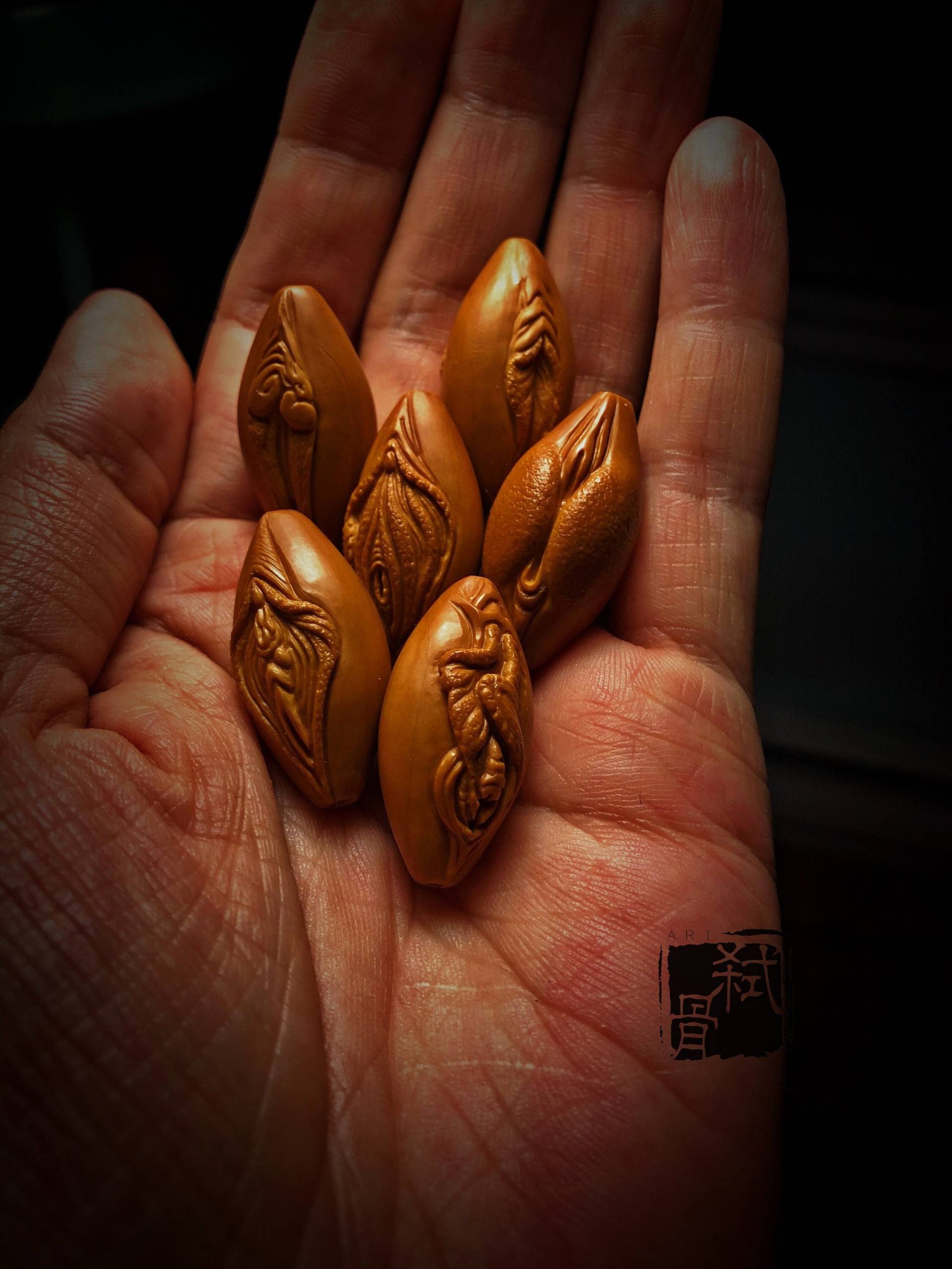 Olive Pit Hand Geschnitzt Kleiner Teil Des Menschlichen Körpers Skulptur Von Shiguart 弑骨艺Dosing Olive Pit Hand Geschnitzt Kleiner Teil Des Menschlichen Körpers Skulptur Von Shiguart 弑骨艺Dosing von ShiGuArt
