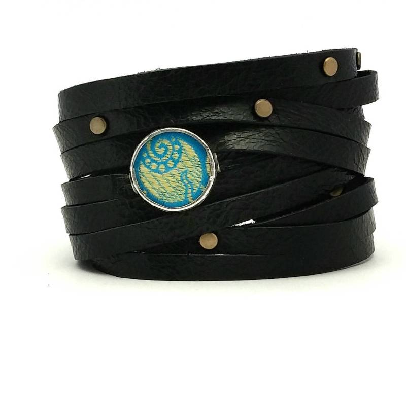 Bandit Manschette Mit Türkisem Shi-stück Und Antiken Messing-Ohrsteckern von ShiStudio