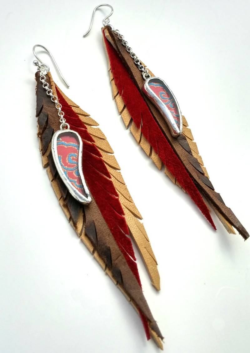 Echt Leder Federohrringe in Tan, Rot Und Braun Mit Blau Seide Glas Shi Charme von ShiStudio