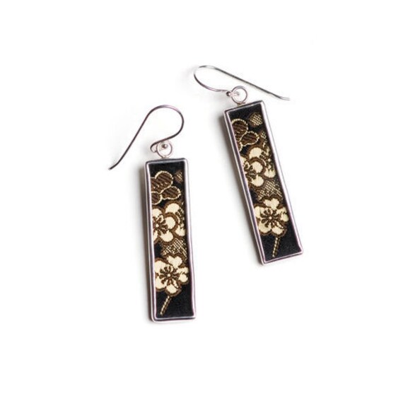 Gold Blüte Auf Schwarzer Seide Und Glasohrringe Von Shi Studio von ShiStudio