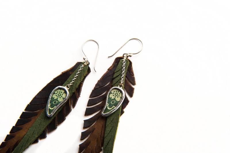 Leder Feder Ohrringe Grün Und Braun Mit Shi Stück in Weiche Grüne Blüten Leder Feder Ohrringe Grün Und Braun Mit Shi Stück in Weiche Grüne Blüten von ShiStudio