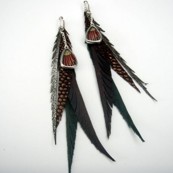 Leder-Feder-Ohrringe Mit Baumelnden Rot Und Gold Pfau Brokat Shi Stück von ShiStudio