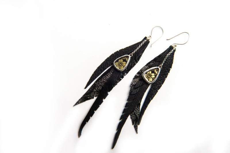 Leder Feder Ohrringe Schwarz Mit Shi Stück in Und Gold Blüten von ShiStudio