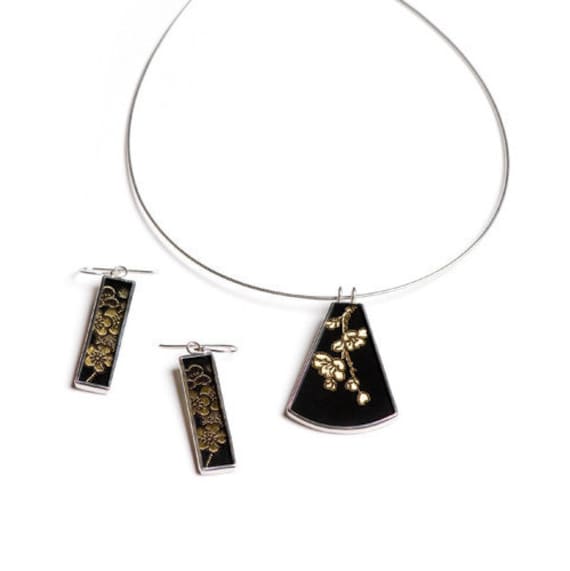 Passendes Set Mit Anhänger Und Ohrringe Von Shi Studio von ShiStudio