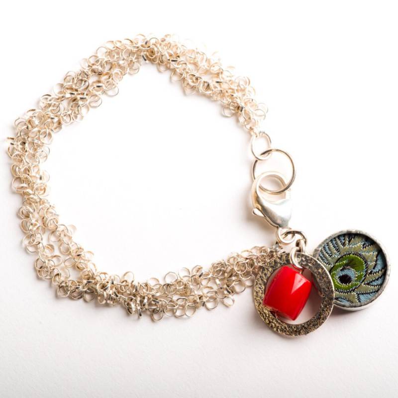 Peacock Auge Charm Armband Aus Sterlingsilber Mit Rustikalen Silber Hoop Und Rotem Stein Von Shi Studio Peacock Auge Charm Armband Aus Sterlingsilber Mit Rustikalen Silber Hoop Und Rotem Stein Von Shi Studio von ShiStudio