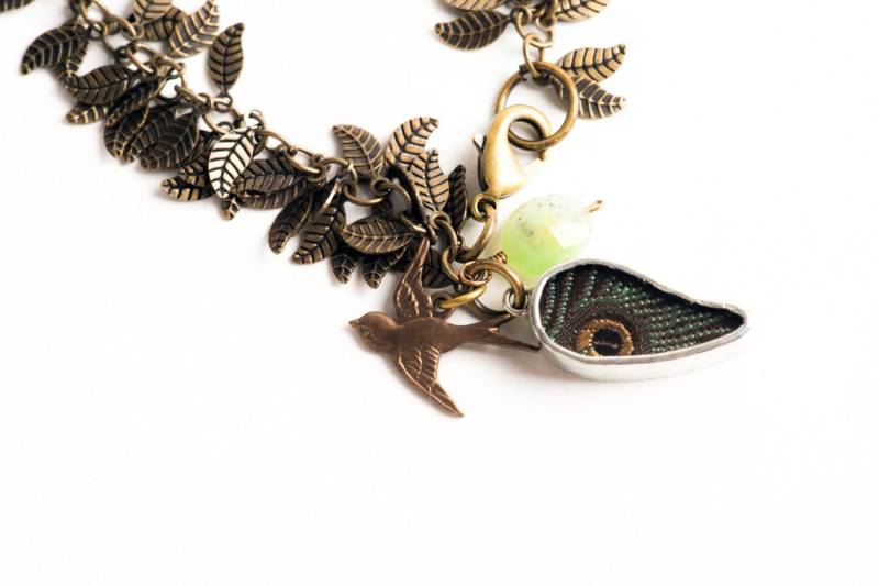 Pfau Feder Charm Armband Mit Vogel in Messing Von Shi Studio Pfau Feder Charm Armband Mit Vogel in Messing Von Shi Studio von ShiStudio