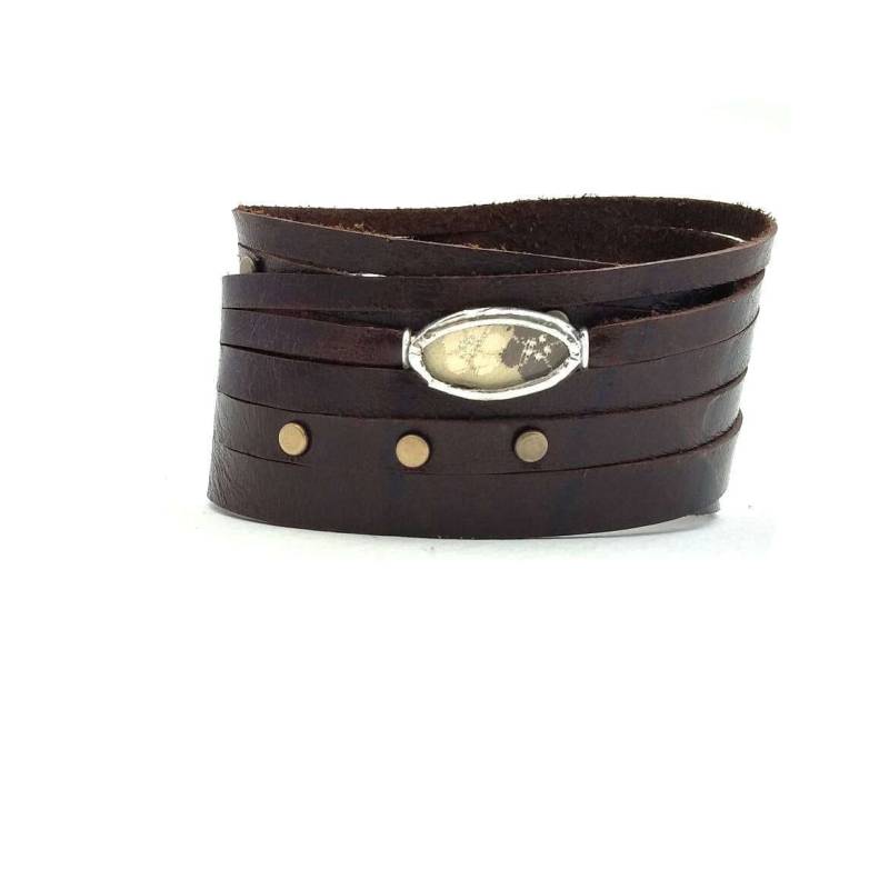 Shi Bandit Manschette Braunes Leder Wickelarmband Mit Messing Ohrsteckern Und Seiden Charm von ShiStudio
