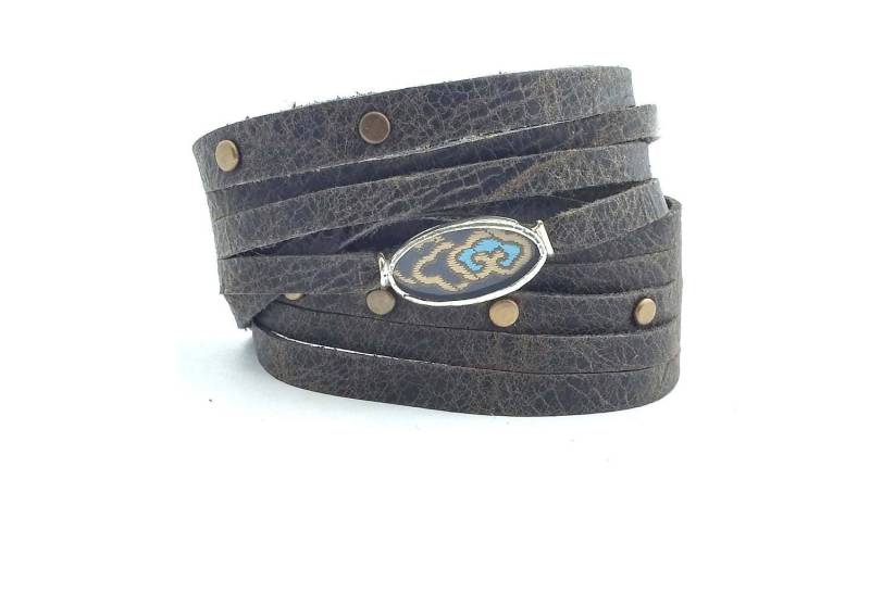 Shi Bandit Manschette Graues Leder Wickelarmband Mit Messing Ohrsteckern Und Seiden Charm von ShiStudio