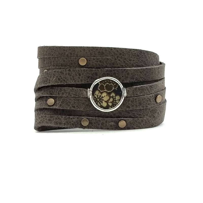 Shi Bandit Manschette Graues Leder Wickelarmband Mit Messing Ohrsteckern Und Seiden Charm von ShiStudio