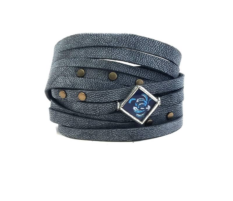 Shi Bandit Manschette Graues Leder Wickelarmband Mit Messing Ohrsteckern Und Seiden Charm von ShiStudio