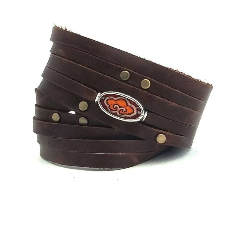 Shi Bandit Manschette Leder Wickelarmband Mit Messing Ohrsteckern Und Seiden Charm von ShiStudio