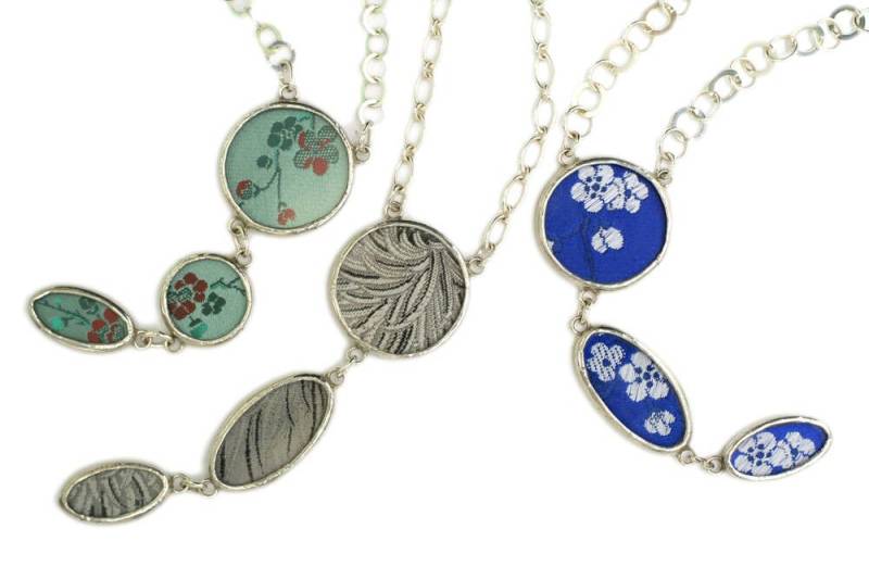 Shi Studio Trio Halskette in Seidenbrokat Hinter Glas von ShiStudio