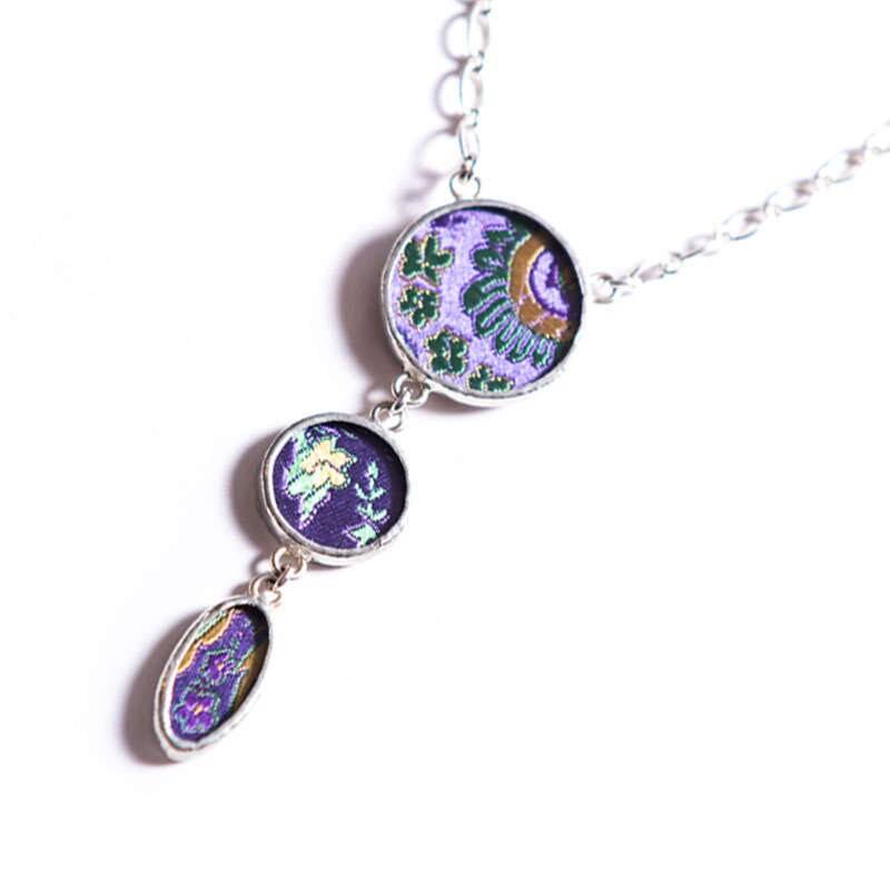 Shi Studio Trio Halskette in Seidenbrokat Hinter Glas von ShiStudio