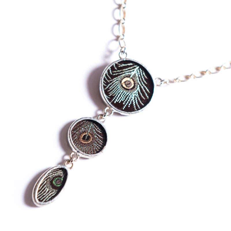 Shi Studio Trio Halskette in Seidenbrokat Hinter Glas von ShiStudio