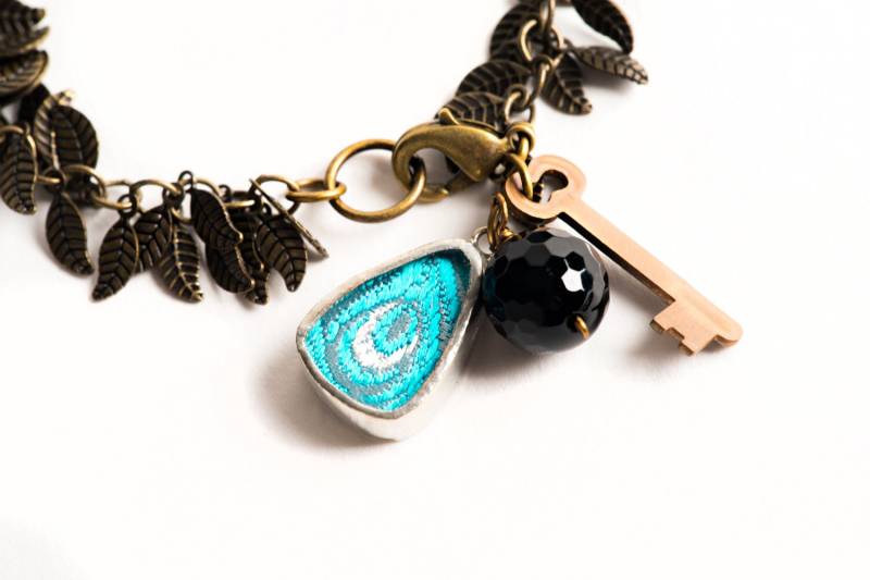 Türkis Und Silber Pfau Feder Seide Charm Armband Aus Messing Mit Schlüssel Edelstein Von Shi Studio von ShiStudio