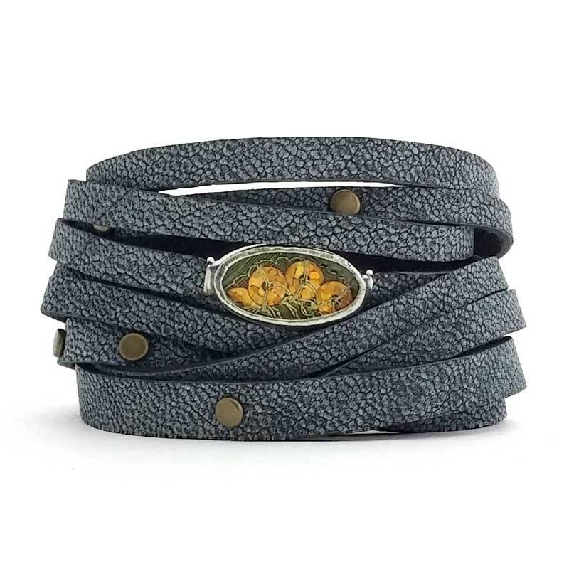 Weiche Leder Manschette Mit Glitzernden Gold Pailletten Shi Stück Und Antik-Messing-Nieten von ShiStudio