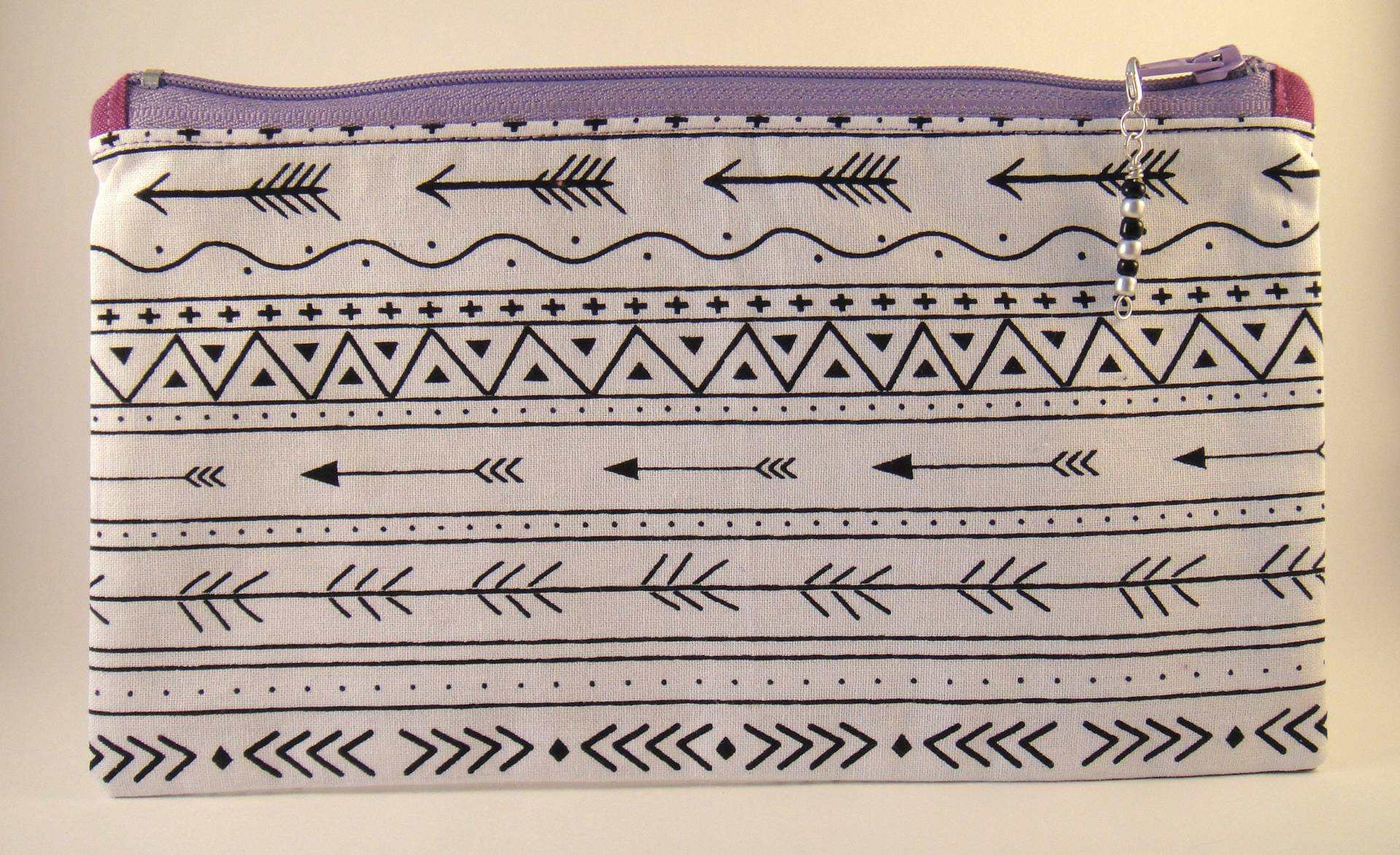 Bunte Bleistift Etui Mit Reißverschluss/Weiß Und Lila Pfeil-Motiv Free Perlen Reißverschluss-Anhänger Zurück Zur Schule Bunte Bleistift Etui Mit Reißverschluss/Weiß Und Lila Pfeil-Motiv Free Perlen Reißverschluss-Anhänger Zurück Zur Schule von ShibuiCrafts