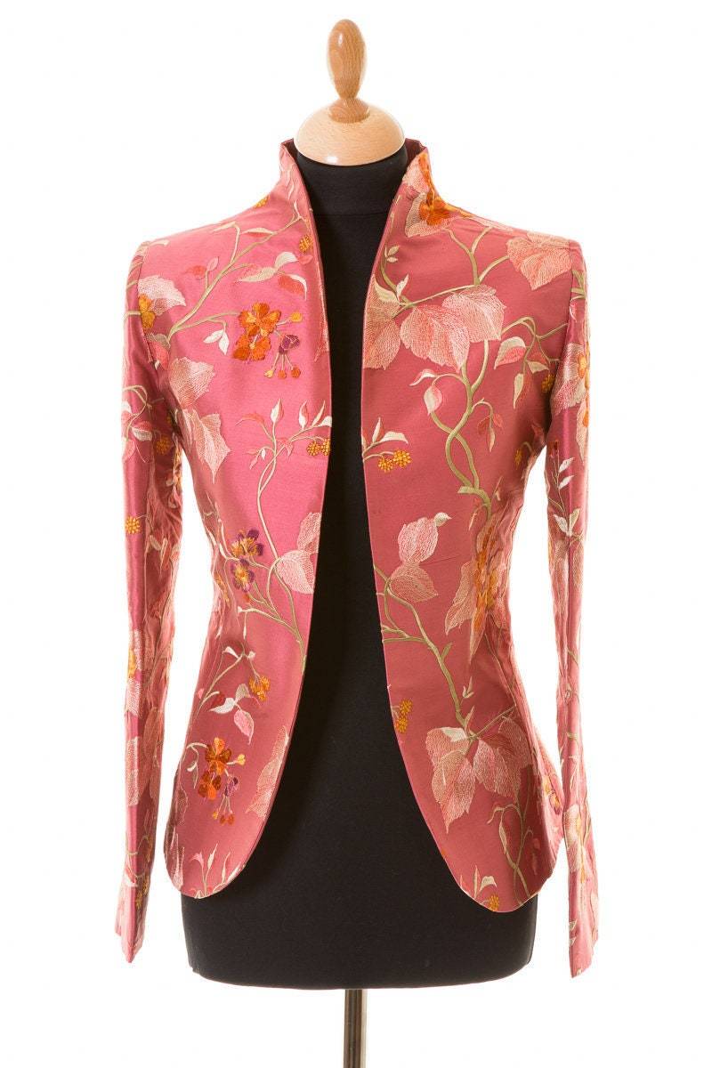 Bestickte Seidenjacke Rosa Blumenmantel Bestickte Seidenjacke Rosa Blumenmantel von ShibumiStyle