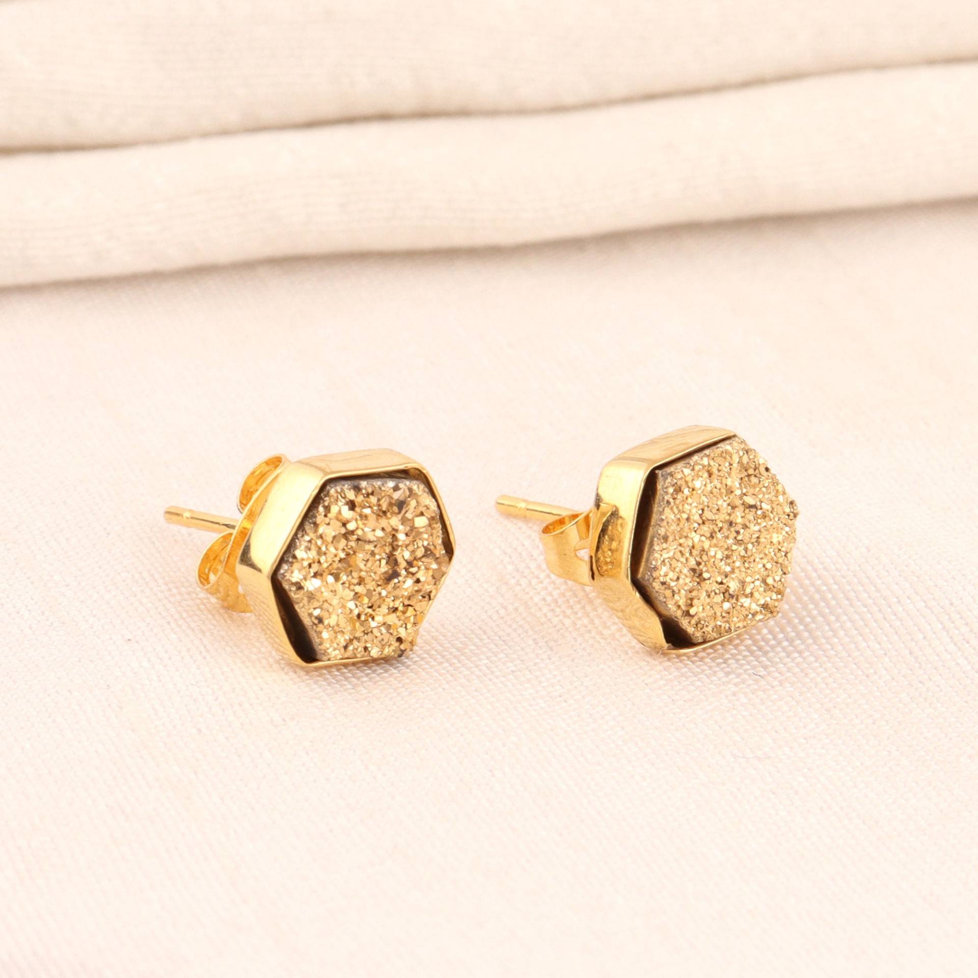 Sechseck Ohrringe, Natürliche Gold Beschichtete Zucker Druzy Vergoldet Ohrstecker, Winzige Hexagon Ohrringe 10mm, Push Back Geschenk Für Sie von ShifaJewels